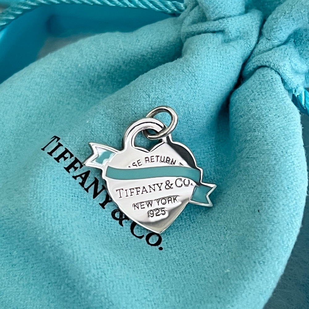 Return to Tiffany tag charm with a blue banner of Tiffany Blue®